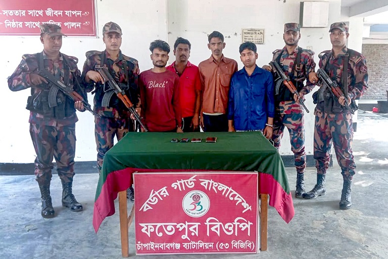 চাঁপাইনবাবগঞ্জ সীমান্তে অবৈধ পারাপারকালে ৪ চোরাকারবারি আটক